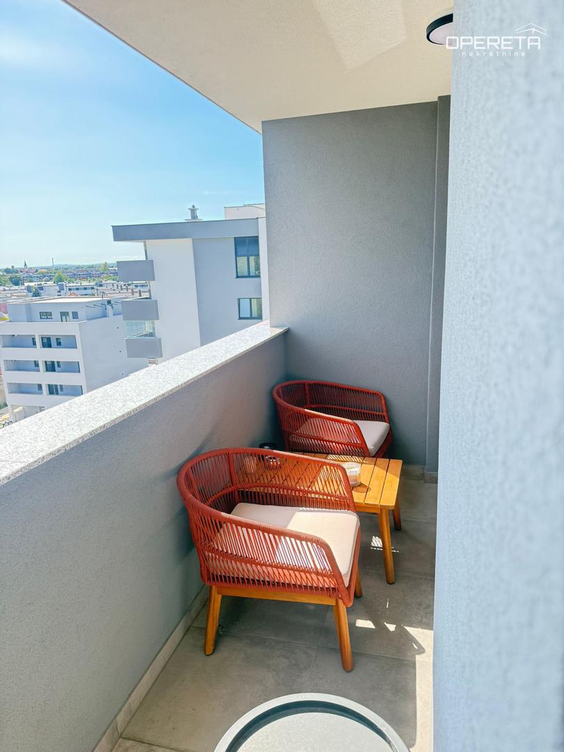 Uz stan dolaze garažno parkirno mjesto na -1 etaži, površine 18,39 m², te spremište od 3,74 m² u prizemlju.