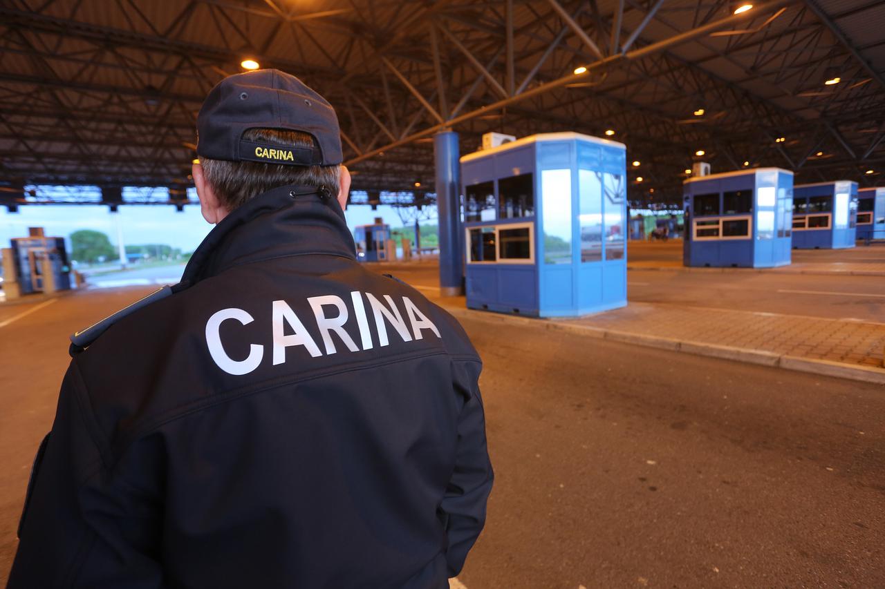 28.04.2015., Bajakovo - Carinski sluzbenici i granicna policija u obavljanju njihovog svakodnevnog posla. Pregled vozila i putovnica, obilazak terena u potrazi za ilegalnim prelascima granice te krijumcarenja nedozvoljene robe. Photo: Marko Mrkonjic/PIXSE