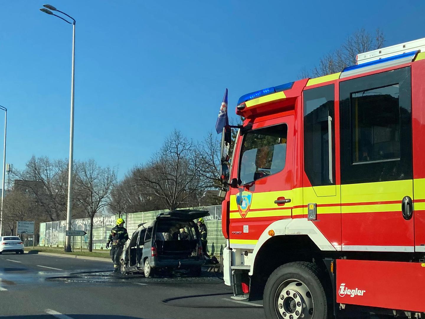 Vatrogasne službe izašle su na teren te ugasile požar.
