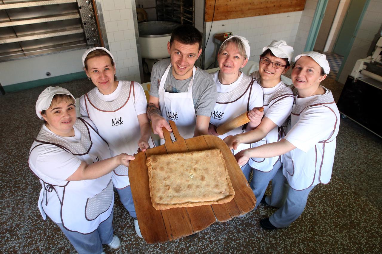 01.02.2016., Samobor, Rude - Obiteljska pekarnica vec 25 godina proizvodi i pece tradicionalne kolace, rudarsku greblicu, pite od sira, strudle od jabuka, krafne, kruh i peciva, a odnedavno proizvodi i domace jusne rezance od domacih jaja.  Photo: Robert 