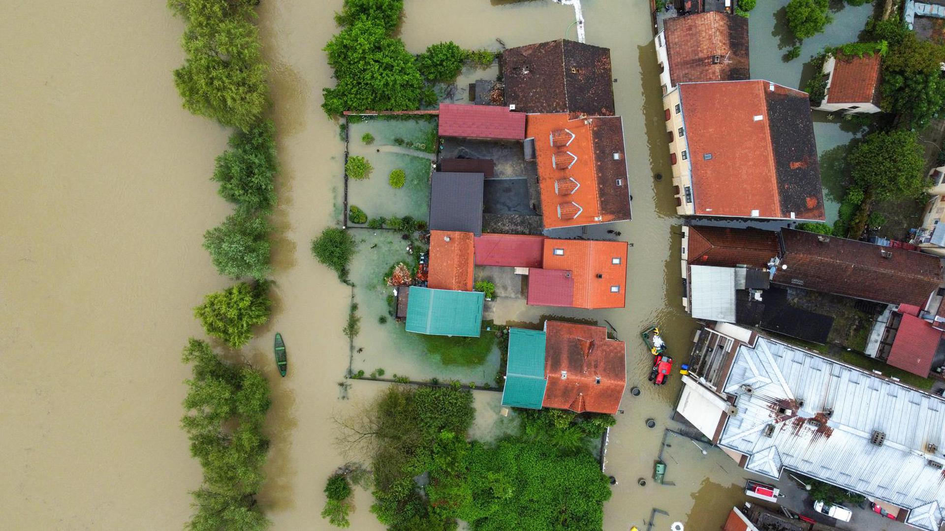 Velike probleme stvara i kanalizacijski sustav kroz koji prodiru vode iz rijeke Une te plave prometnice i ugrožavaju kuće.