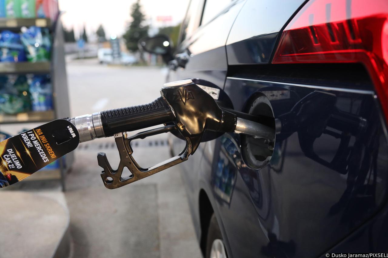 Gorivo od danas drastično jeftinije, litra benzina manje od 10 kuna 