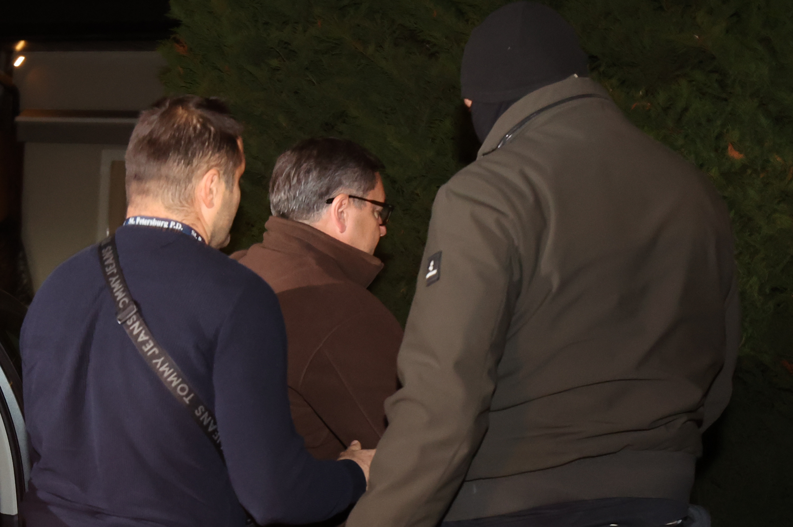 
Oko 19.20 sati doveli su i Andriju Mikulića do njegove kuće gdje je u tijeku pretres. 
