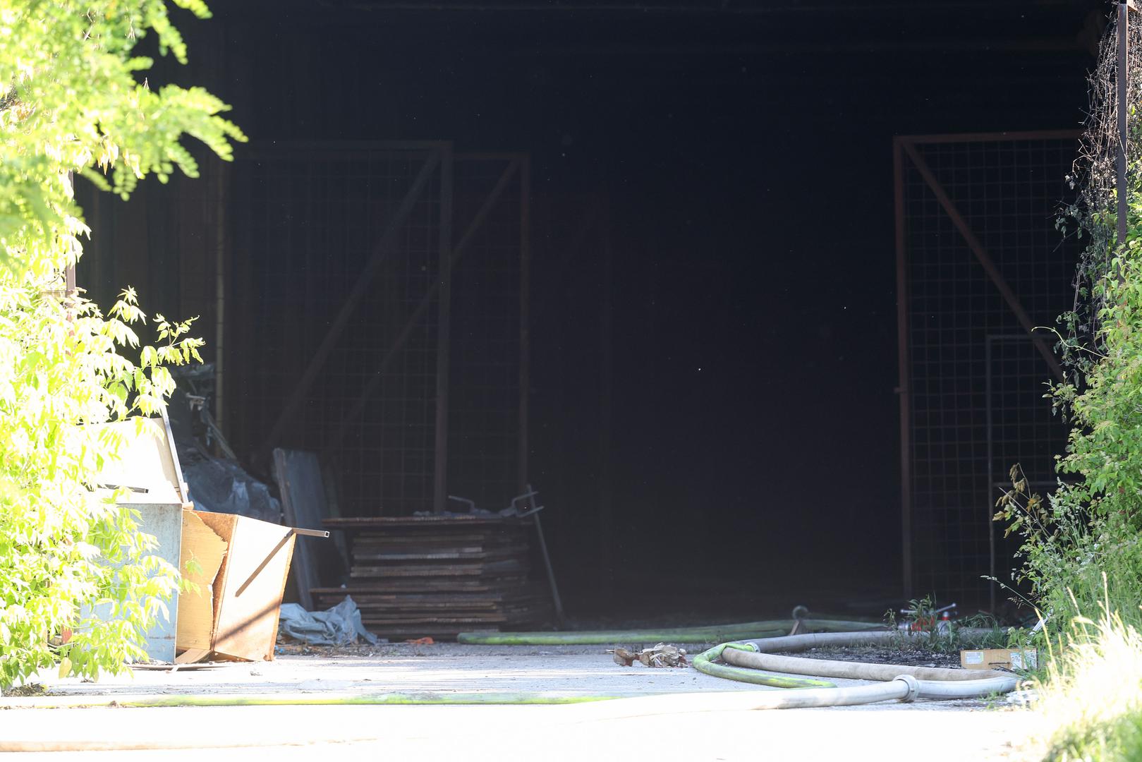 Što je sve zahvatila plamena stihija? Vatra je, kako je istaknuo Siniša Jembrih, zapovjednik zagrebačkih vatrogasaca, zahvatila različiti namještaj, strojarske dijelove te automobil i nekoliko radnih strojeva, a temperatura je dosegnula čak 1500 stupnjeva Celzijusa