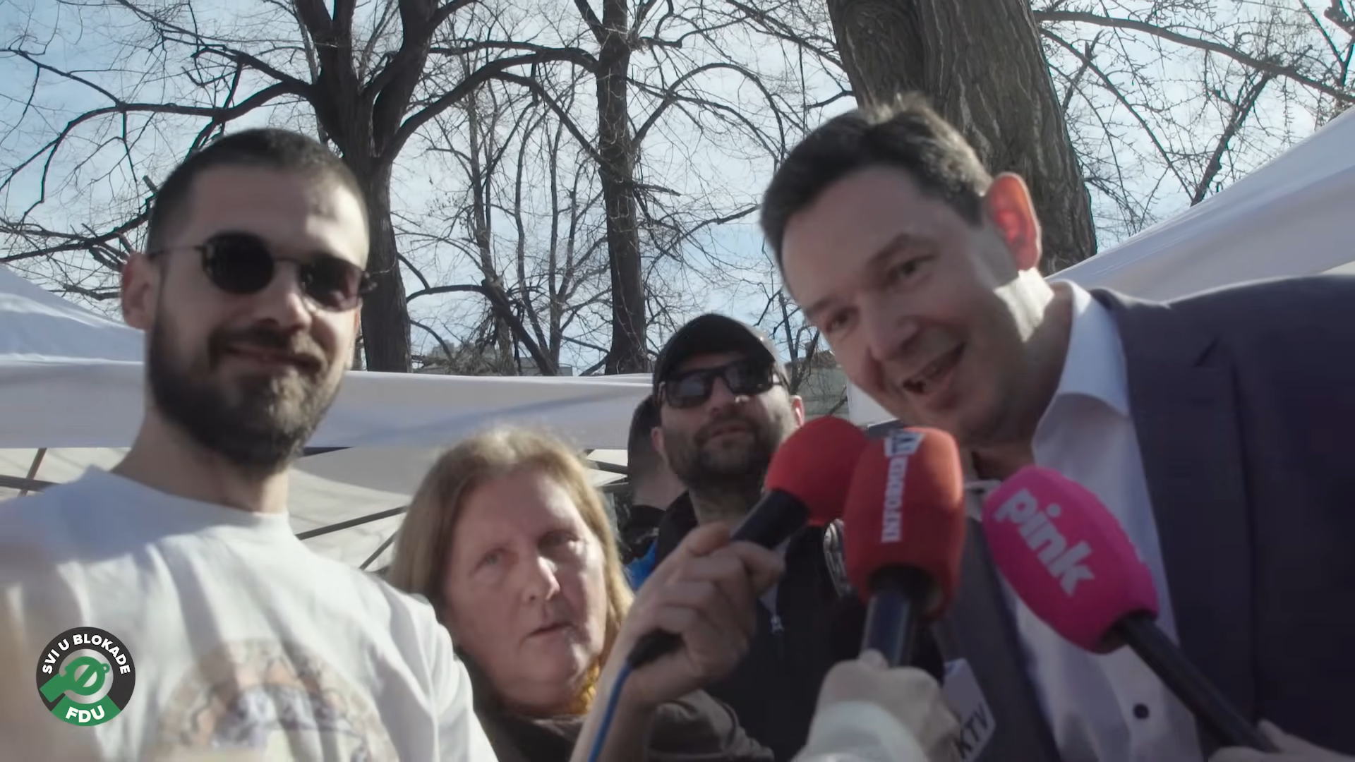Političar i pravnik Nemanja Šarović se, kao novinar televizije KTV iz Zrenjanina, posvetio satiričnom dokumentiranju i raskrinkavanju lažnih prosvjednika u "Ćacilendu". Kamere FDU-ovaca zabilježile su trenutak njegova izbacivanja iz Pionirskog parka, u kojem mu nekadašnji istomišljenici skandiraju "izdajnik, izdajnik"