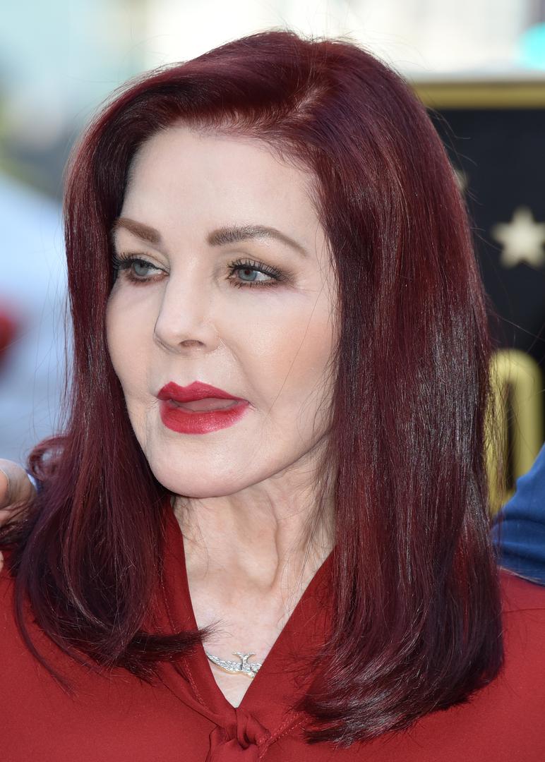 Priscilla Presley 24. svibnja napunit će 73 godine, ali nitko joj ne bi dao te godine jer već godinama izgleda isto.  Njeno lice kao da je zaleđeno i na njemu nema mimike, jer je supruga pokojnog Elvisa Presleya očito pretjerala s botoksom i operacijama.  