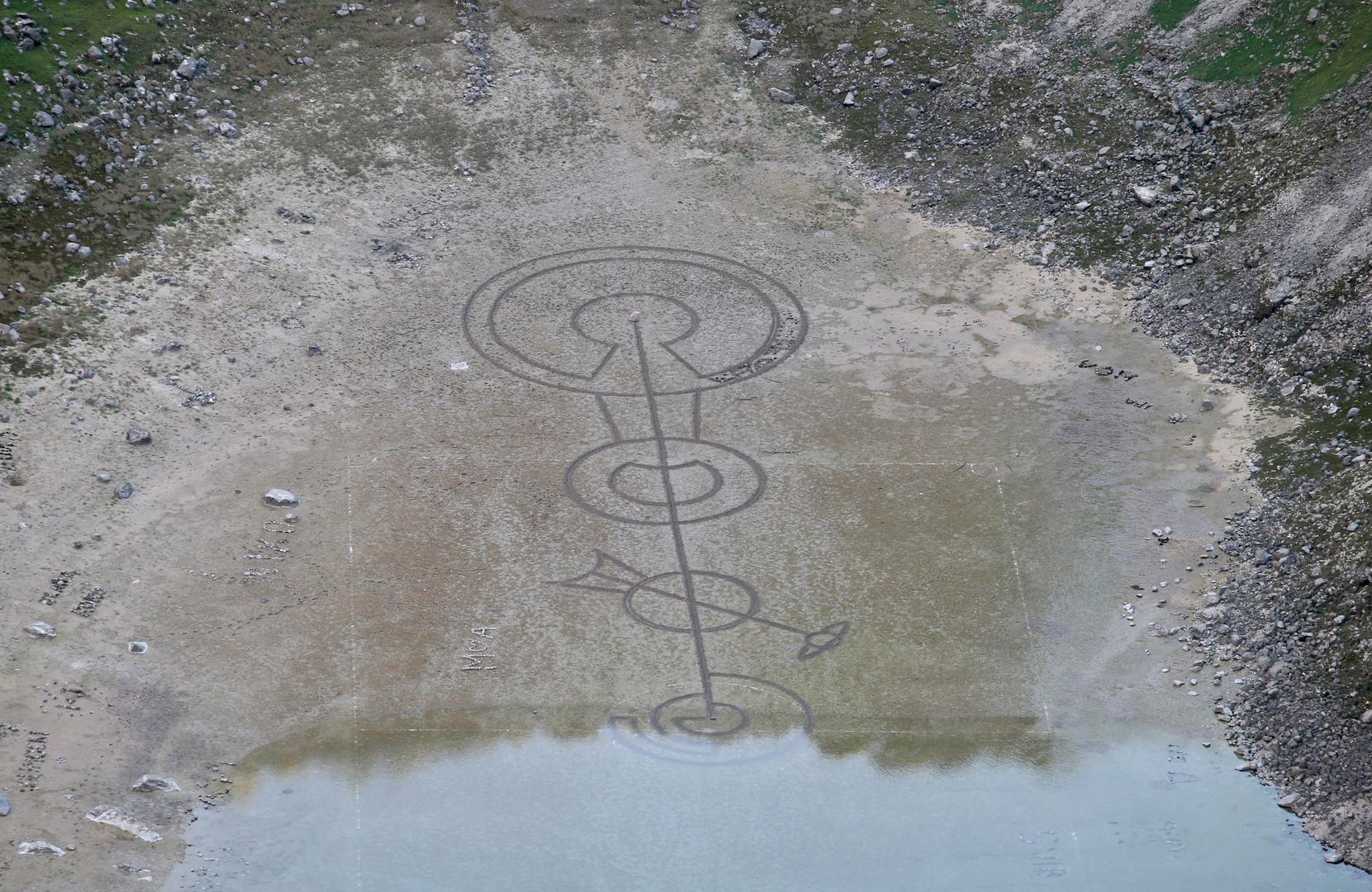 20.10.2020., Imotski - Modro jezero svoljom ljepotom i zanimljivostima mami uzdahe posjetitelja. Najnovija zanimljivost prije nego dno jezera prekrije voda koja polako navire su ocrtani krugovi. Photo: Ivo Cagalj/PIXSELL