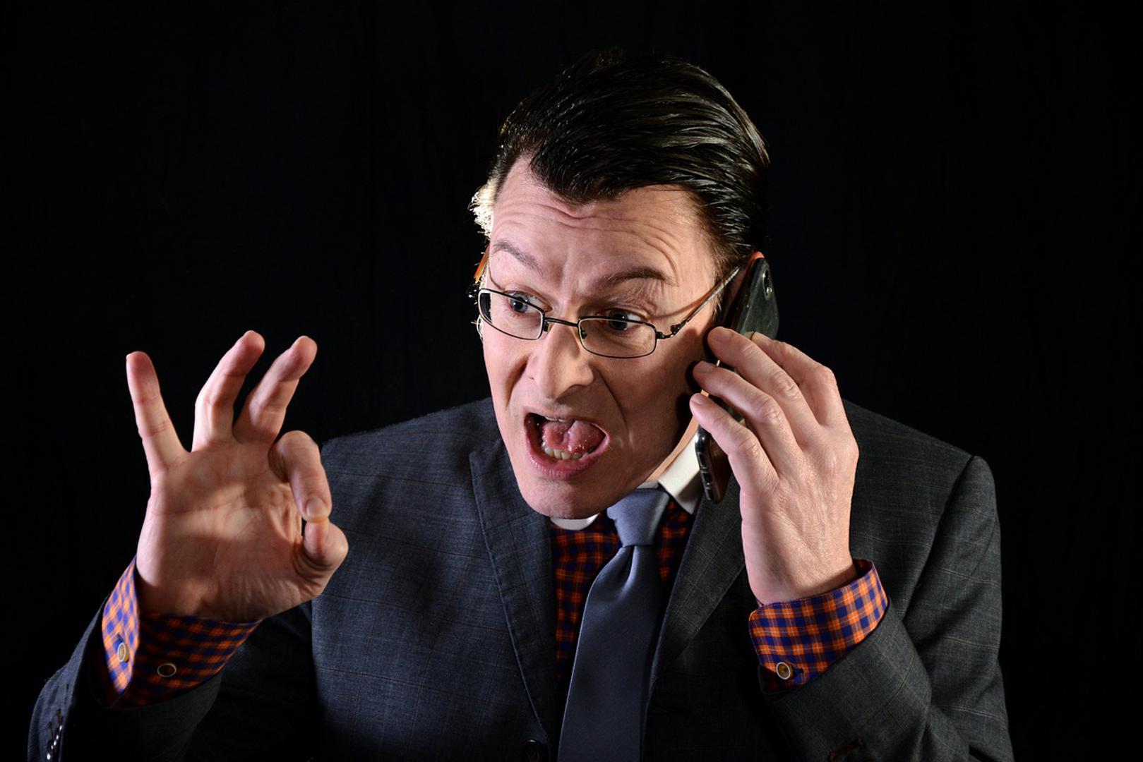 3. Patološko laganje i varanje: Laganje je psihopatima poput disanja. Lažu bez zadrške kako bi postigli svoje ciljeve, prikrili pogreške ili preuzeli zasluge za tuđi rad. Često izmišljaju kvalifikacije ili iskustva. Ako ih se suoči s lažima, vješto će skrenuti krivnju na druge ili izmisliti nove laži. Nemaju osjećaj krivnje zbog obmane. 