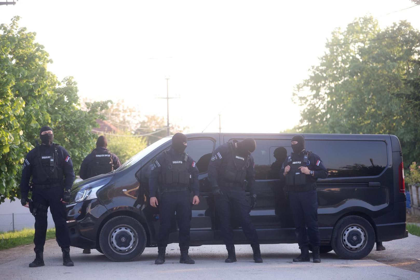 Veliki broj policajaca bio je angažirano u potrazi za ubojicom, a uhićen je jutros nedaleko od Kragujevca.