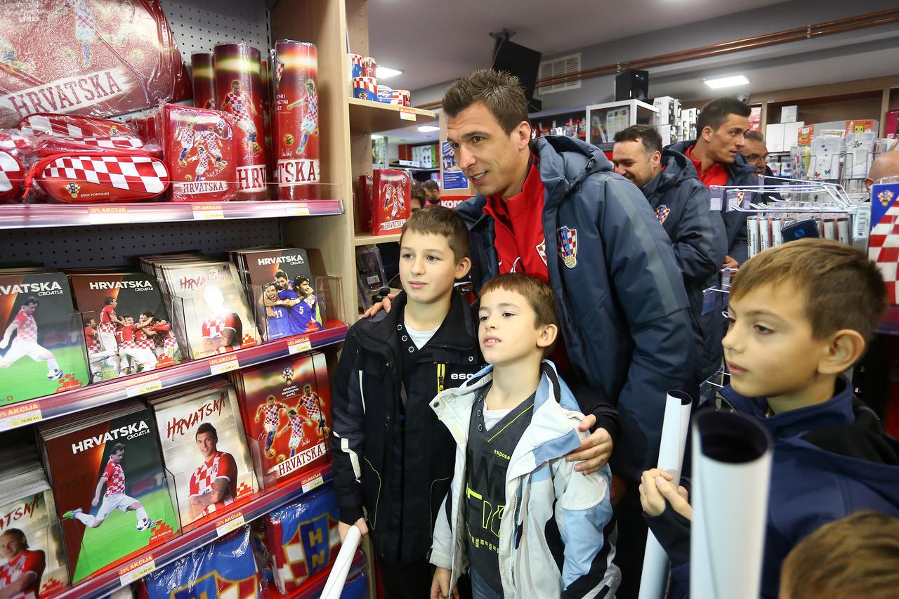 14.11.2015., Zagreb - Hrvatski nogometni reprezentativci druzili se s navijacima u knjizari Narodnih novina u Jurisicevoj ulici. Mario Mandzukic. Photo: Slavko Midzor/PIXSELL