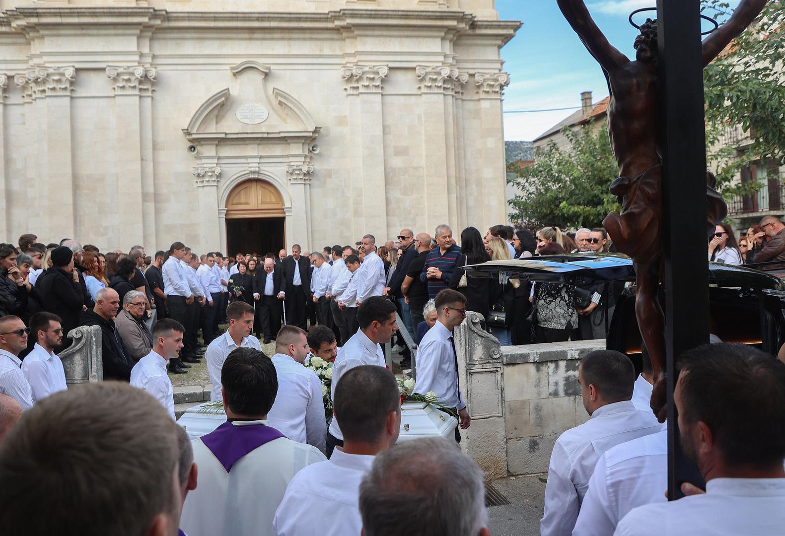 Mještani Kaštelana za stradalu braću Kovačev tvrde da su bili uzoriti mladići, a stariji Roko nedavno se oženio. U  Julijskim Alpama u Sloveniji poginuo je još jedan državljanin Hrvatske - s područja Solina, iz mjesta Sveti Kajo