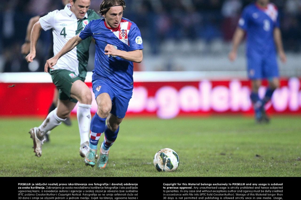'16.10.2012., Gradski vrt, Osijek - Kvalifikacije za SP 2014. u nogometu, skupina A, Hrvatska - Wales. David Vaughan, Luka Modric.  Photo: Goran Stanzl/PIXSELL'