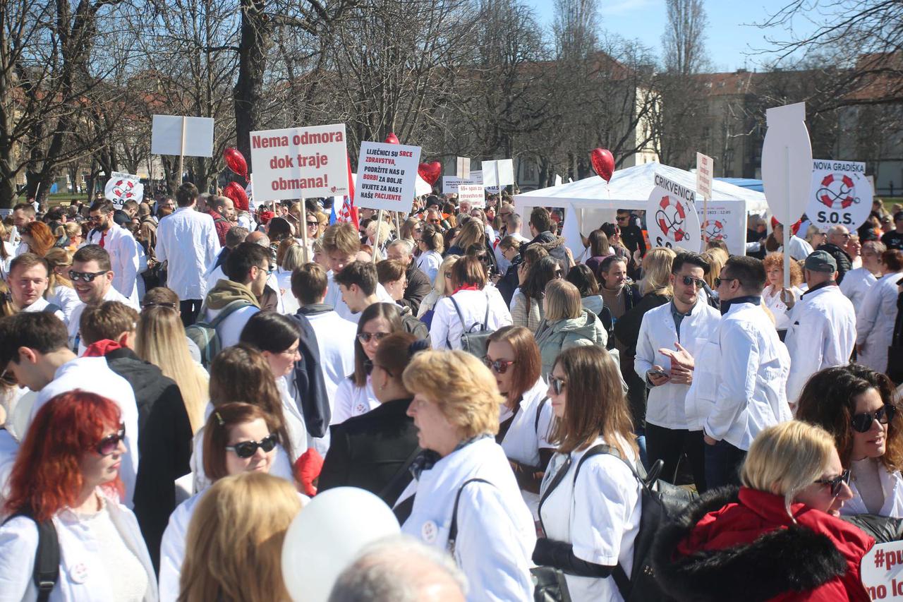 Zagreb: Prosvjed liječnika nezadovoljnih stanjem u hrvatskom zdravstvu pod sloganom 'S.O.S. za zdravstvo'