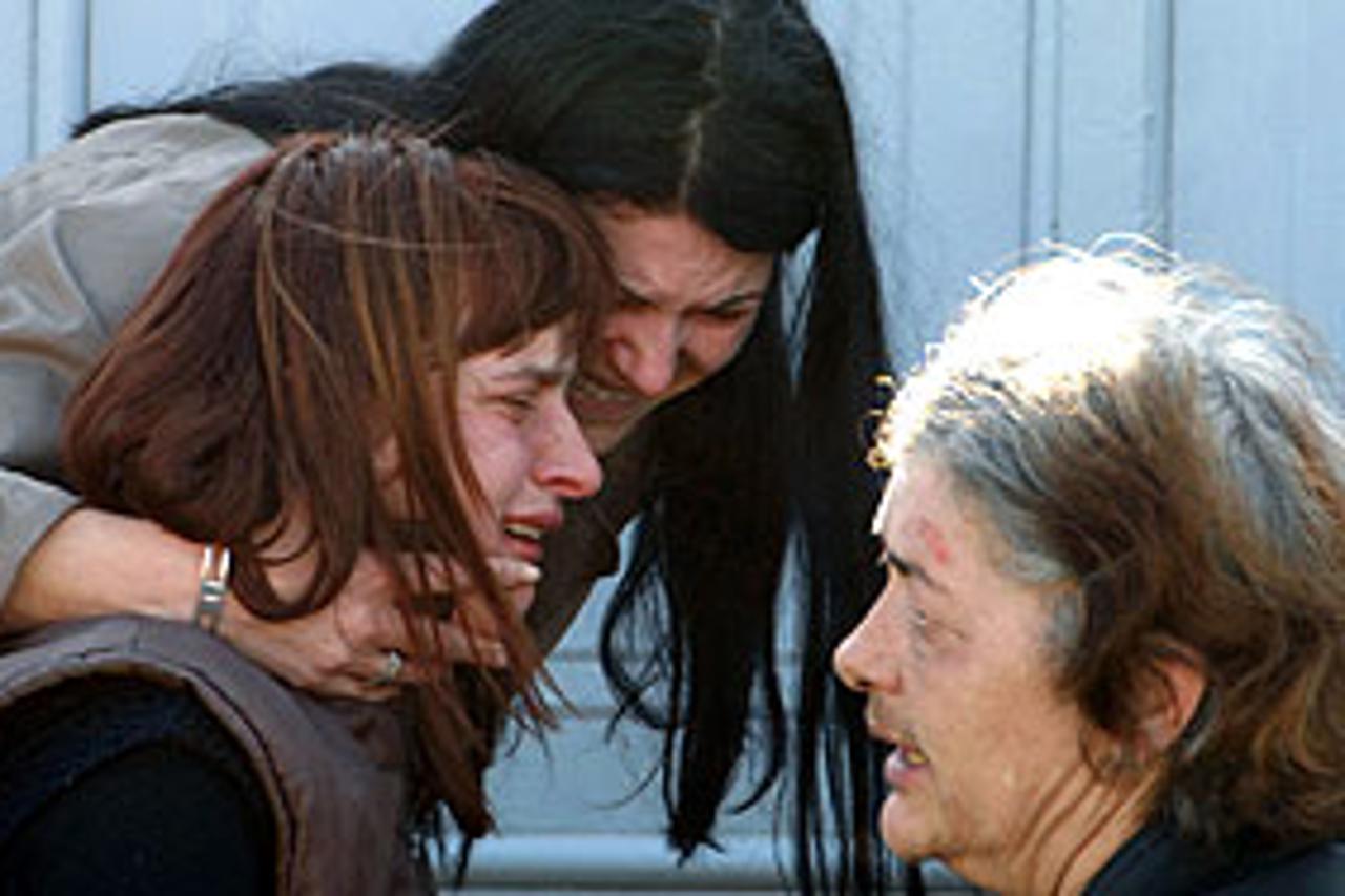 Rodbina i susjedi pokušavaju utješiti majku Ivana Majetića