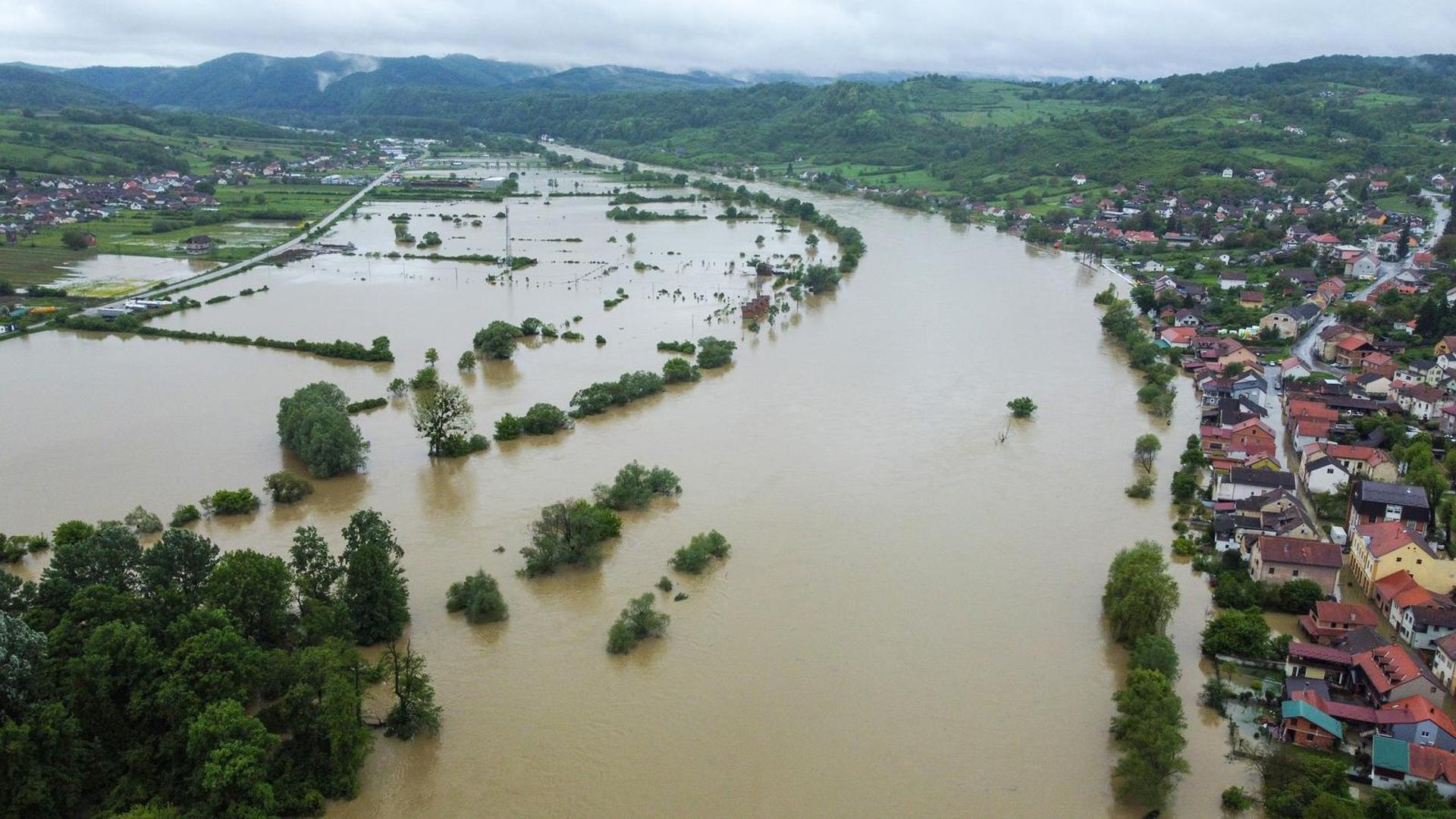 Hrvatska vatrogasna zajednica (HVZ) izvijestila je o sanaciji posljedica kišnog nevremena. Kako navodi, Sisačko-moslavačkoj županiji situacija je najteža na području Hrvatske Kostajnice.