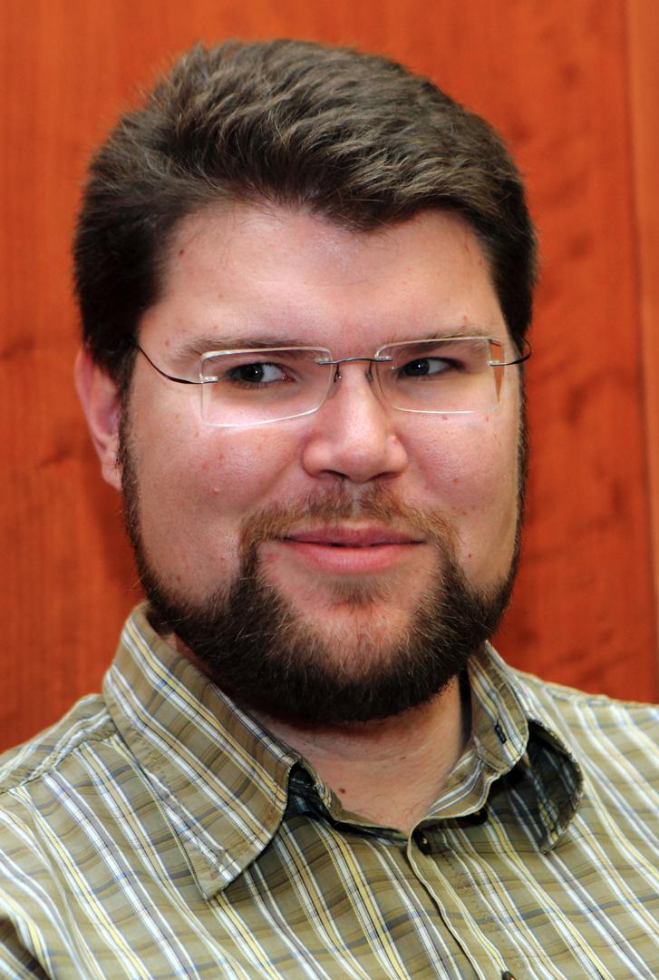 S obzirom na to da je u javnosti poznat kao političar koji njeguje svoju bradu, mnoge njegove pratitelje je doista začudila fotografije obrijanog Peđe Grbina. 