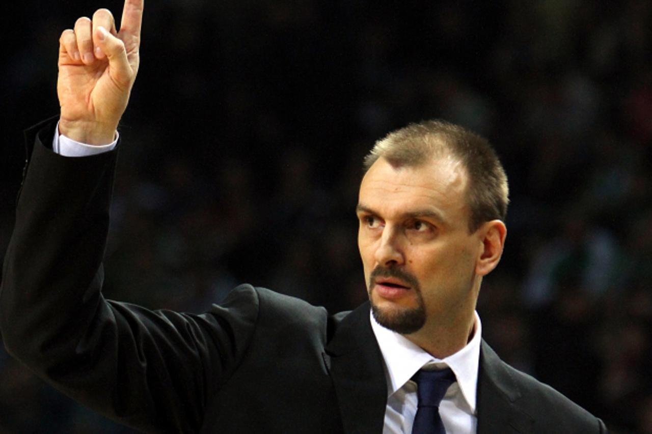 'Caja Laboral Vitoria\'s head coach Zan Tabak reacts during the Euroleague basketball match Zalgiris Kaunas vs Caja Laboral Vitoria on November 23, 2012 in Kaunas, Lithuania. AFP PHOTO / PETRAS MALUKA