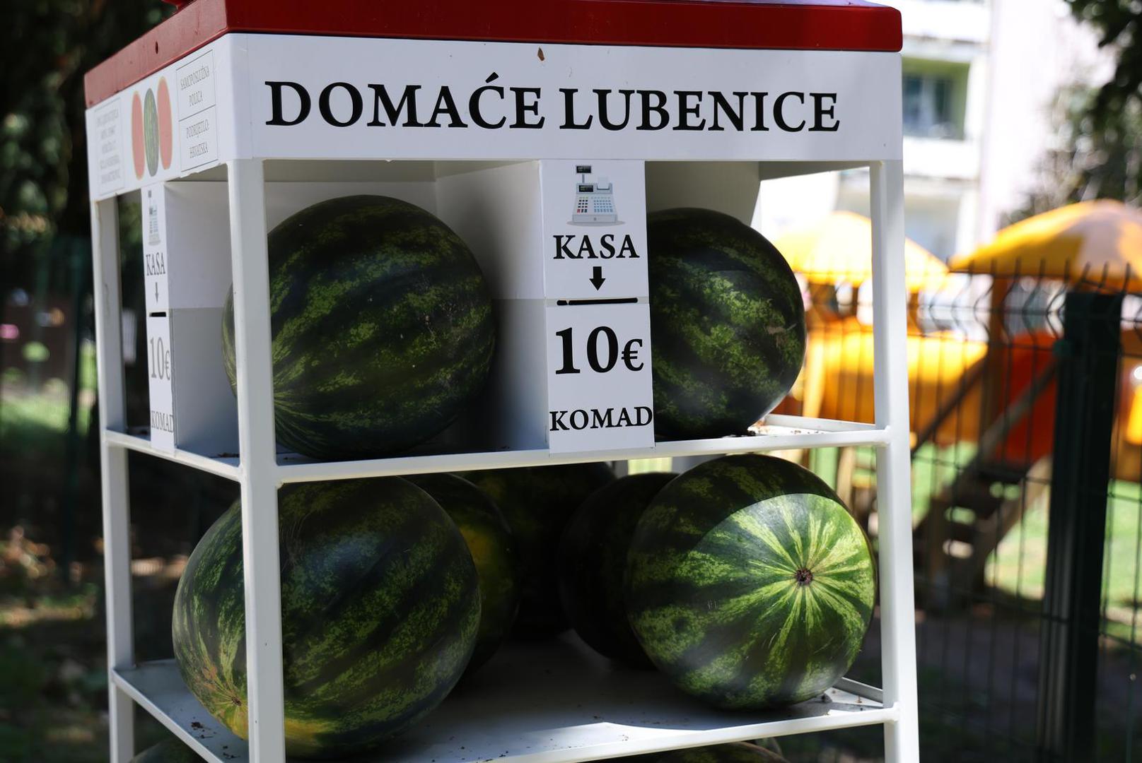U Osijeku je postavljen prvi takozvani „lubenicomat“, samoposlužni automat za prodaju domaćih lubenica koji kupcima omogućuje kupnju u bilo koje doba dana, bez prodavača i čekanja na tržnici.