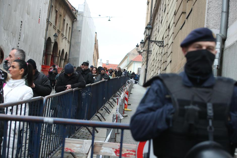 Prosvjednici svojim tijelima namjeravaju formirati bedem oko Markova trga, stigla je i policija 