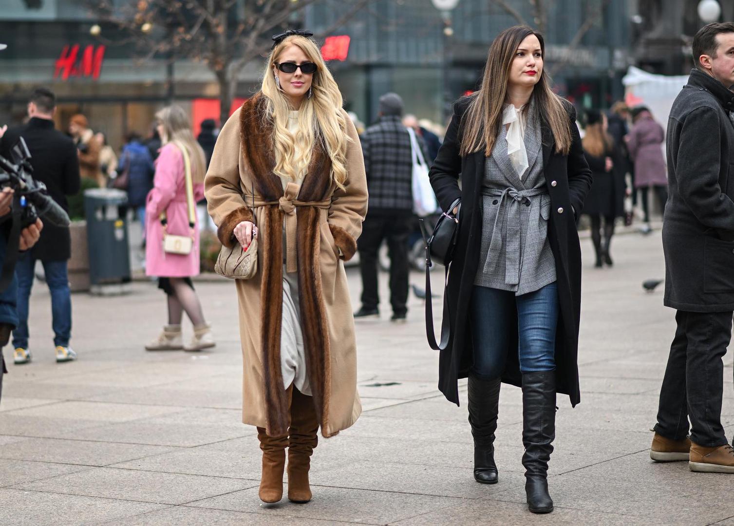 Mnogi su tako odlučili prošetati, otići nabaviti još neke namirnice te se družiti na zagrebačkoj špici. Među građanima naišli smo i na neka poznata lica. 