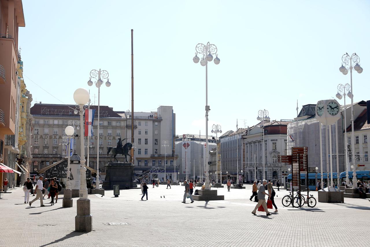 Zagreb: Reklama Plive nakon dugo godina uklonjena s glavnog gradskog Trga