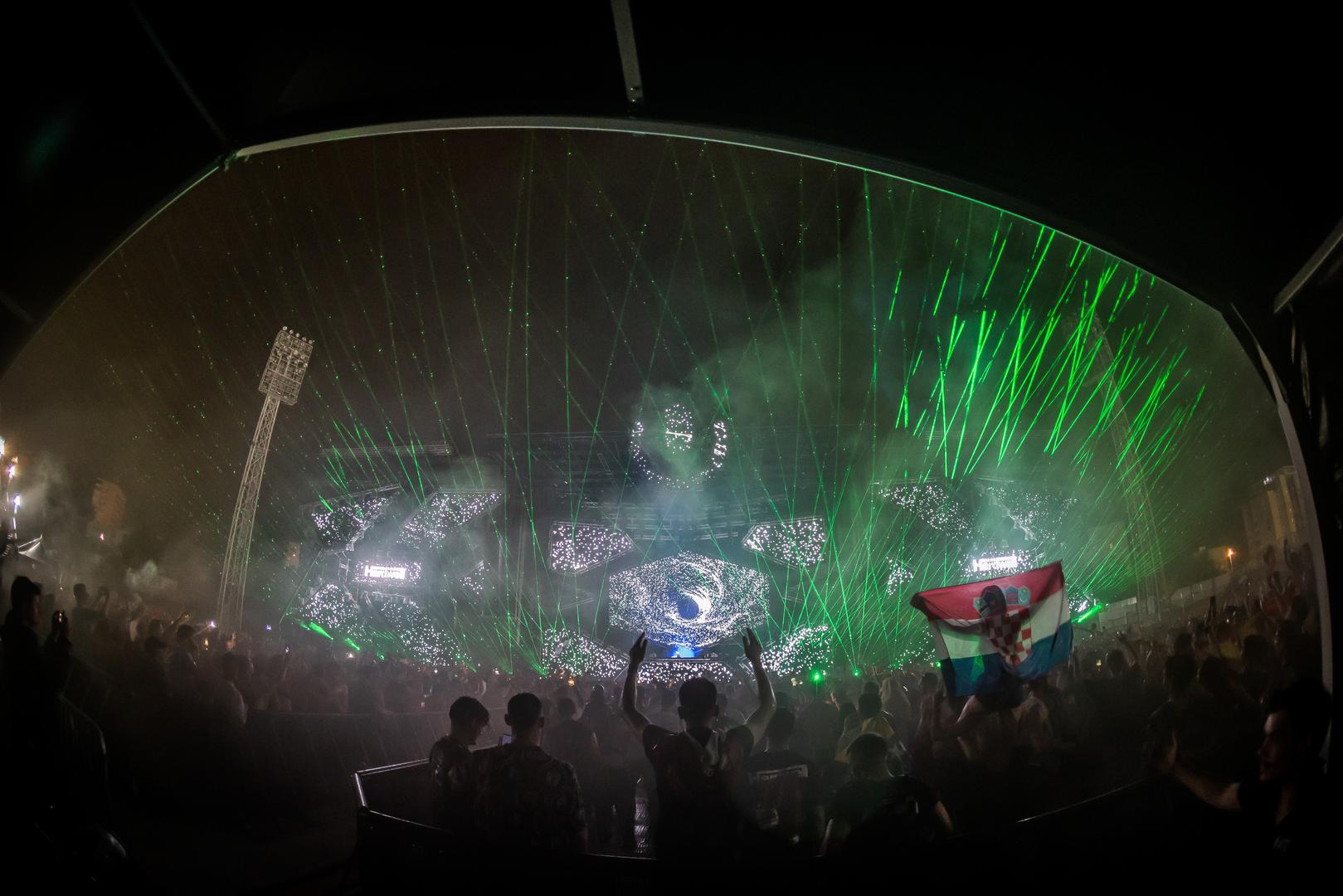 Na glavnoj pozornici, Main Stageu, središnji događaj večeri bio je nastup škotskog DJ-a i producenta Calvina Harrisa, koji prvi put nastupio na Ultra Europe festivalu.