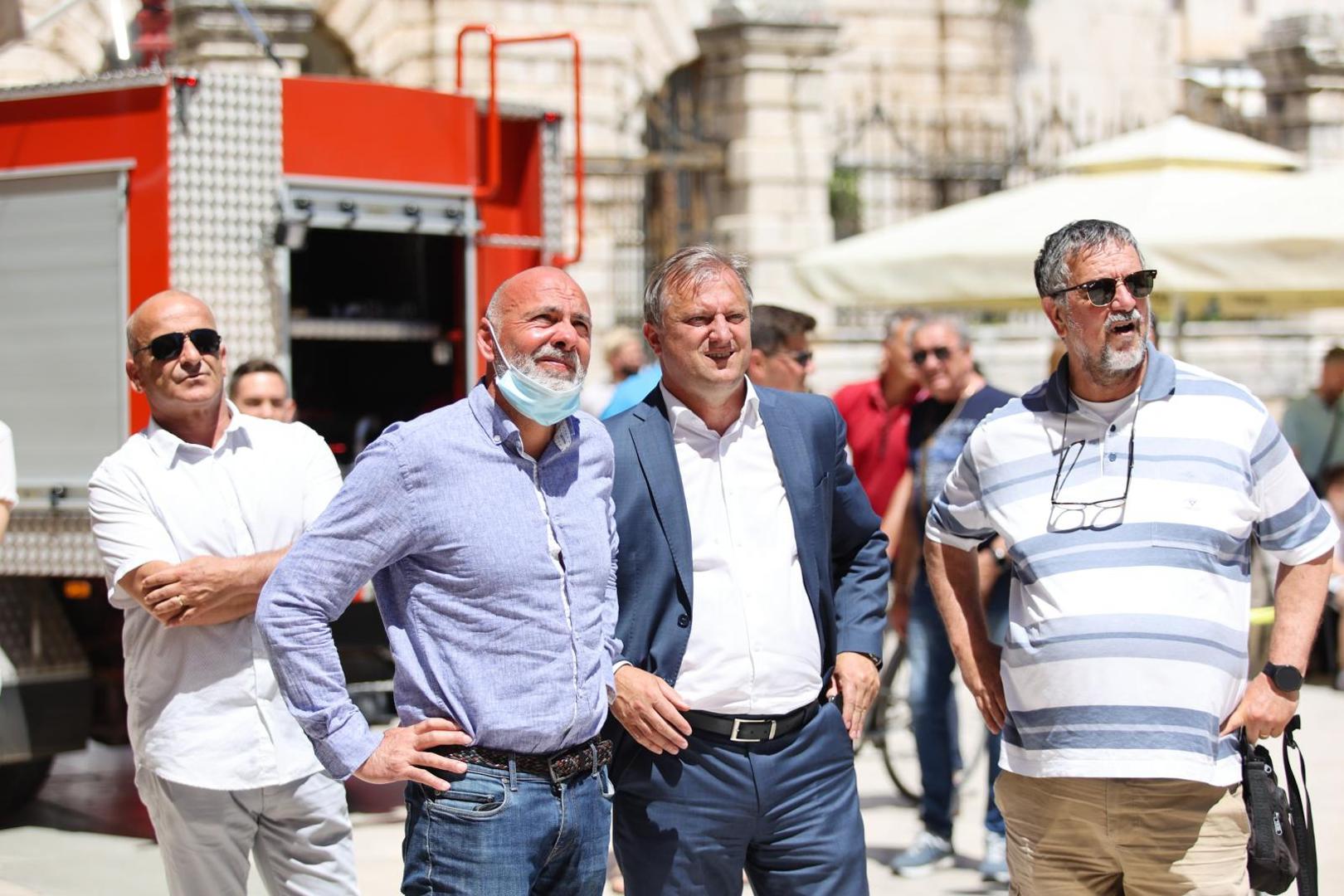 15.06.2021.Zadar- U centru Zadra izbio je pozar u stanu na drugom katu.Vatrogasci su na terenu
 Photo: Marko Dimic/PIXSELL