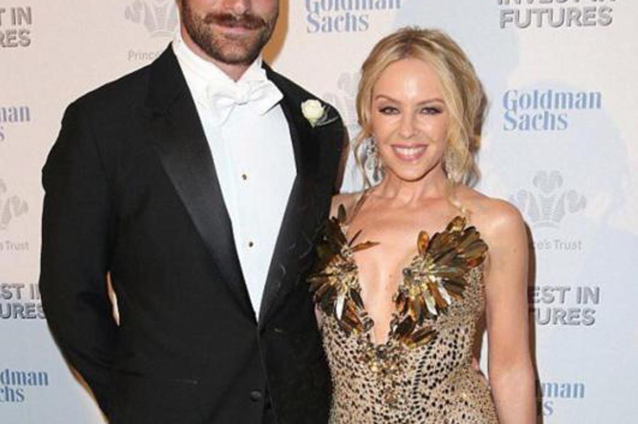 Kylie Minogue i Joshua Sasse