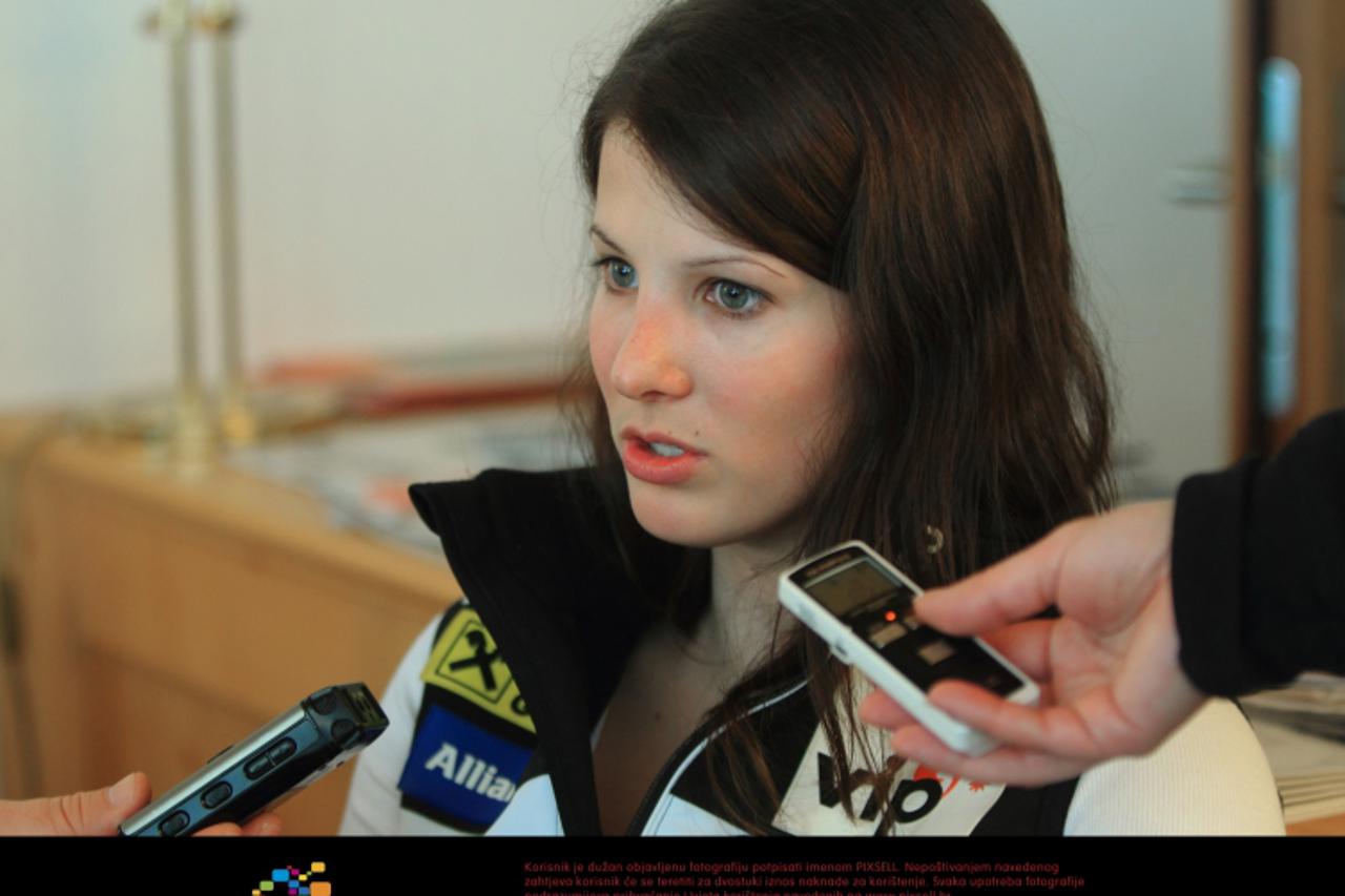 '17.03.2011.,Lenzerheide , Svicarska - Zavrsnica svjetskog skijaskog kupa. Ana Jelusic daje izjavu za hrvatske novinare u svom hotelu. Danasnja muska utrka  Super G -a otkazana je zbog losih vremenski