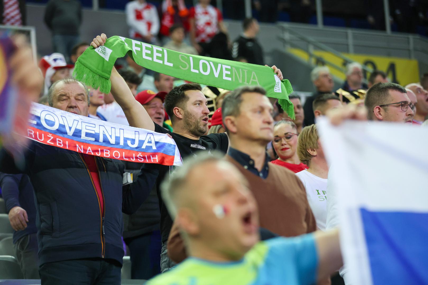 No, na tribinama ima nešto slovenskih navijača