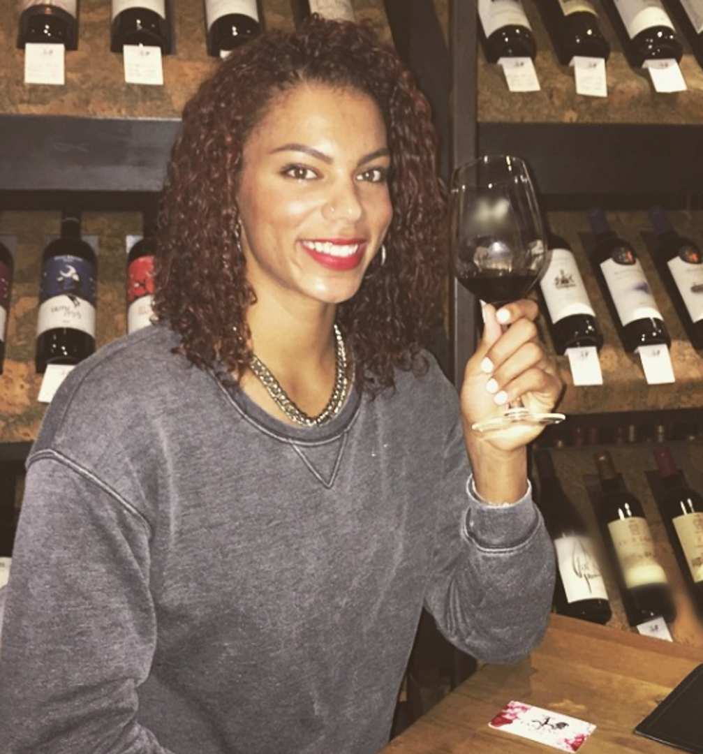 Nije poznato tko je muška osoba s kojom se nalazi na fotografijama. 