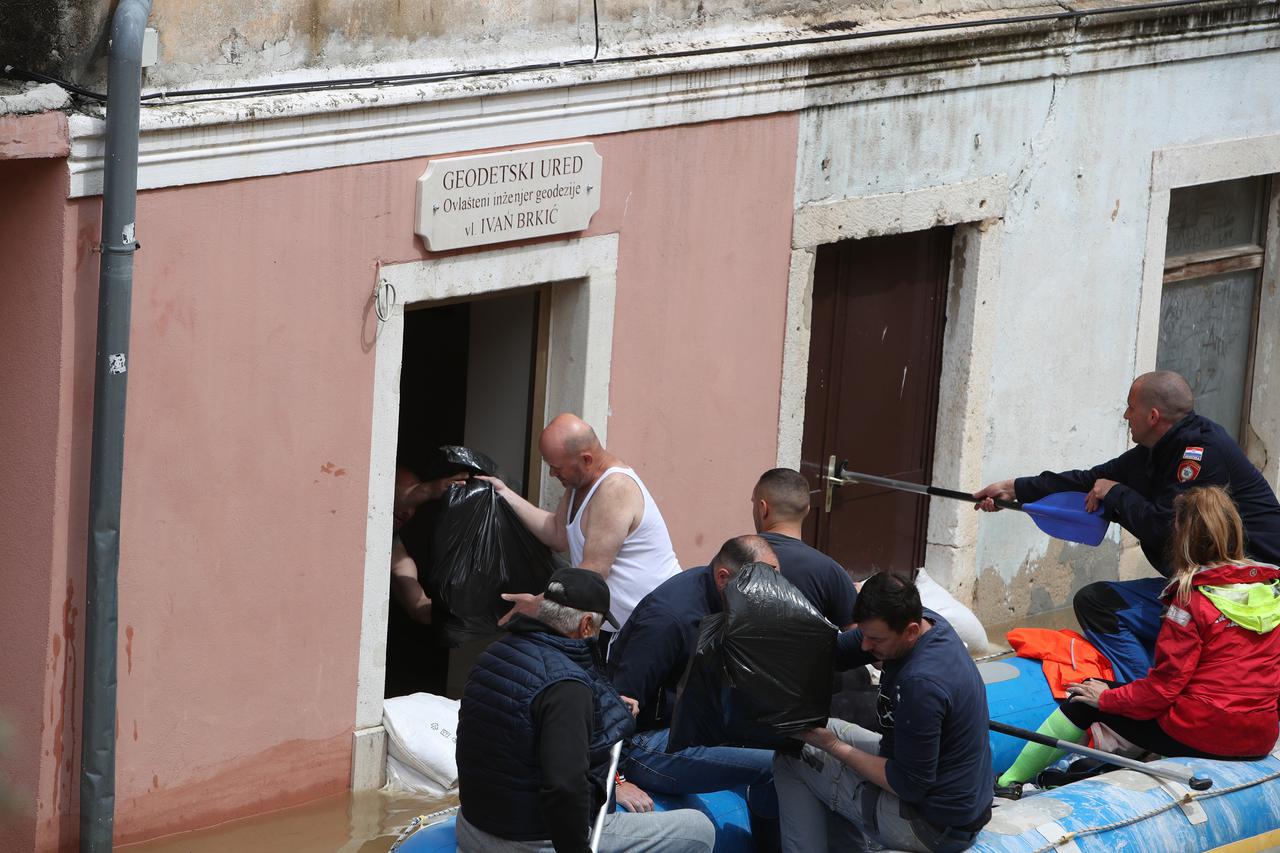 Obrovac: Stanovnici spašavaju stvari iz poplavljenih prostora 