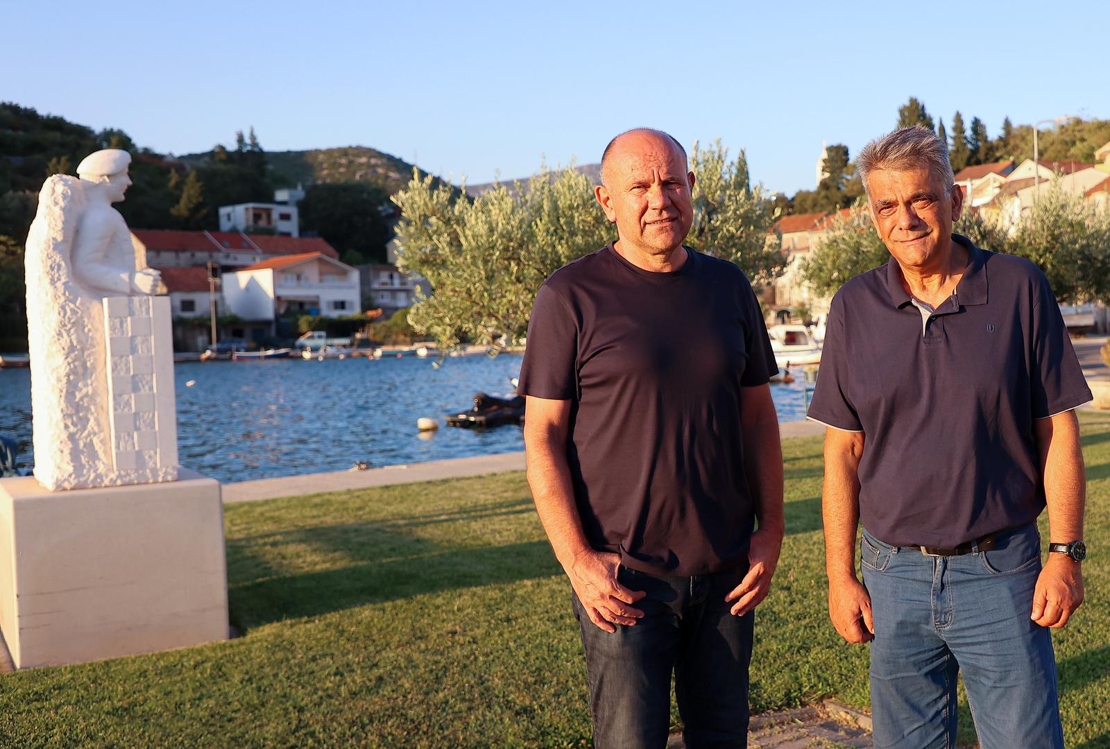 Svirala je izradila i postavila tvrtka Kvaternik orguljarstvo iz Koprivnice, povezavši tako glazbom Podravinu i Dalmaciju. Izrađene su od posebne vrste inoksa (316) koji je otporan na sol, osiguravajući dugovječnost instrumenta u primorskim uvjetima.
