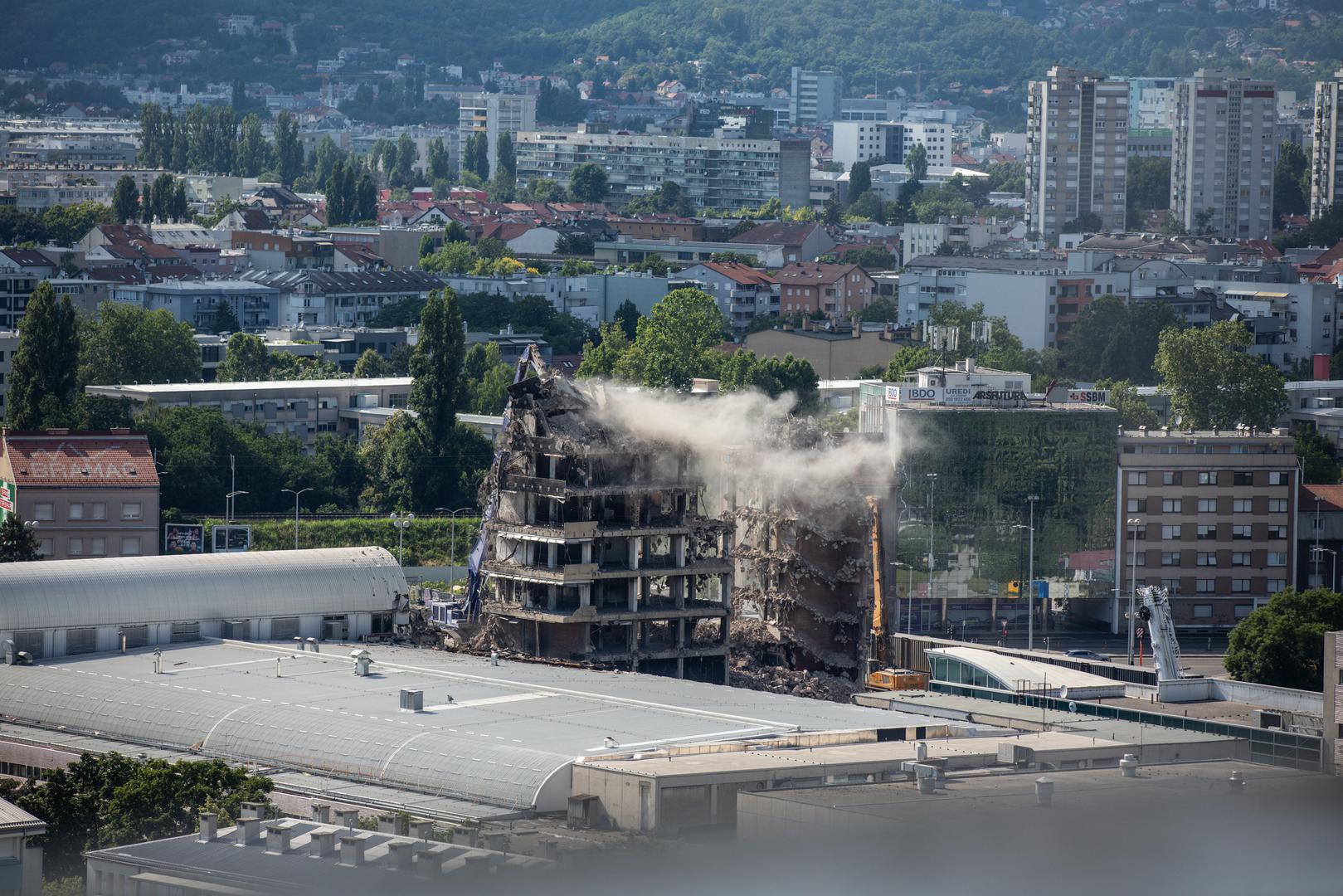 Time je završena jedna od najzahtjevnijih faza rušenja kompleksa. Nakon završetka čišćenja lokacije država planira pokrenuti postupak odabira najboljeg arhitektonskog rješenja za buduću namjenu tog prostora.