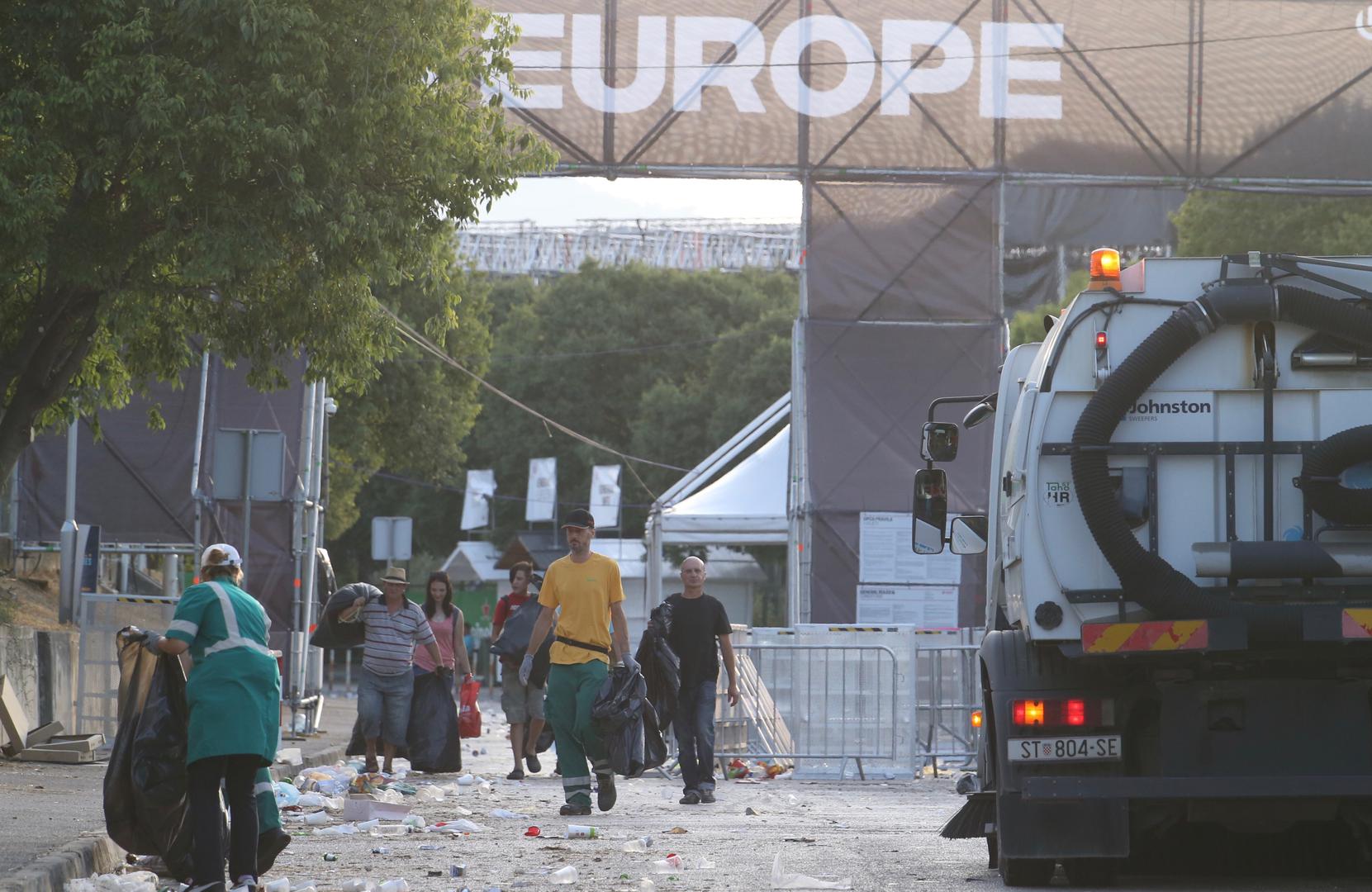 Posla su imali i splitski taksisti koji su se bavili prevoženjem partijanera dok su djelatnici čistoće ulice vraćali u prvobitno stanje. 