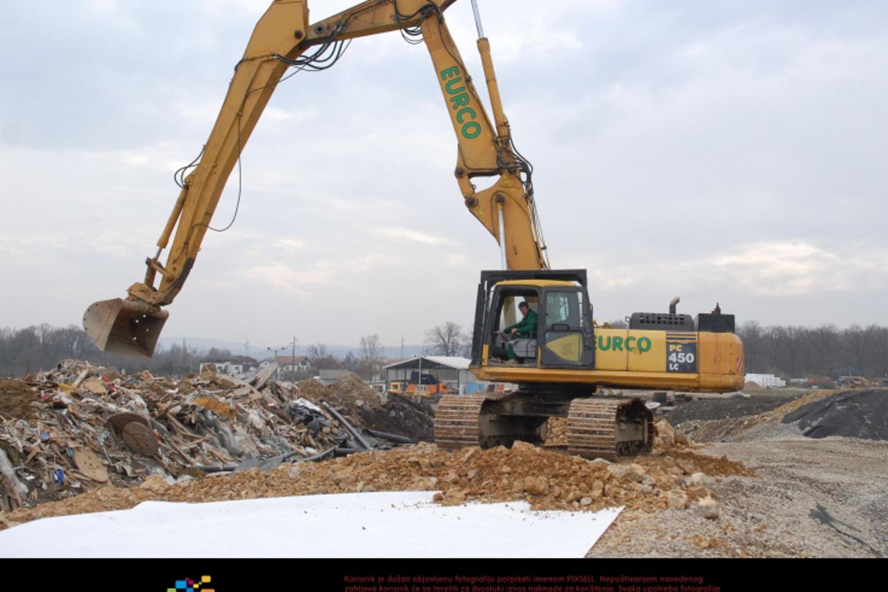 \'25.03.2010., Karlovac - Na deponiju Ilovac, kojim upravlja tvrtka Cistoca Karlovac, u tijeku su zavrsni radovi na izgradnji betonske kasete za odlaganje azbestnog otpada. Radove izvodi tvrtka Eurco.
