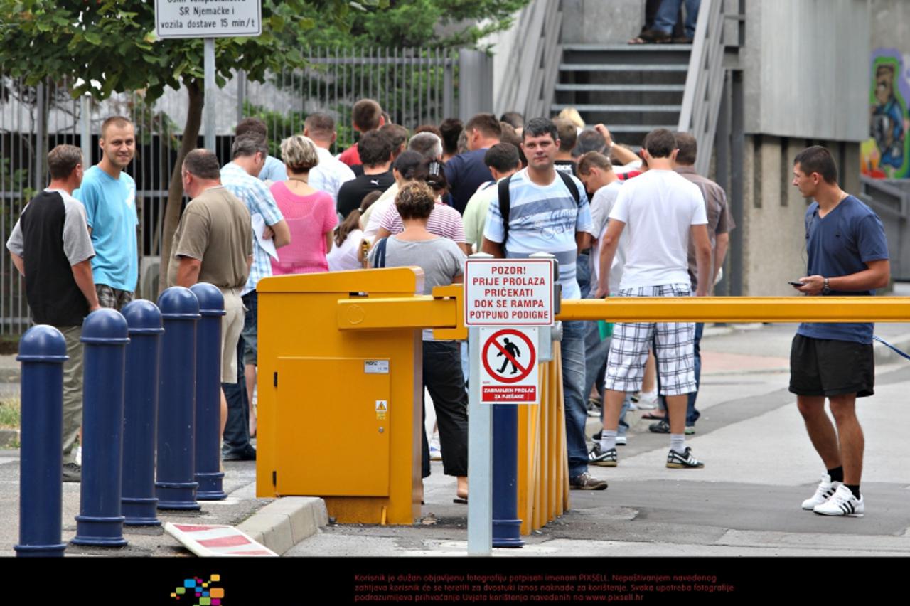 '12.07.2012., Zagreb, Ambasada Savezne Republike Njemacke - Ulica grada Vukovara 64. Gradjani u redu ispred Ambasade SR Njemacke cekaju izdavanje radne vize potrebne za zaposljavanje u toj zemlji.  Ph