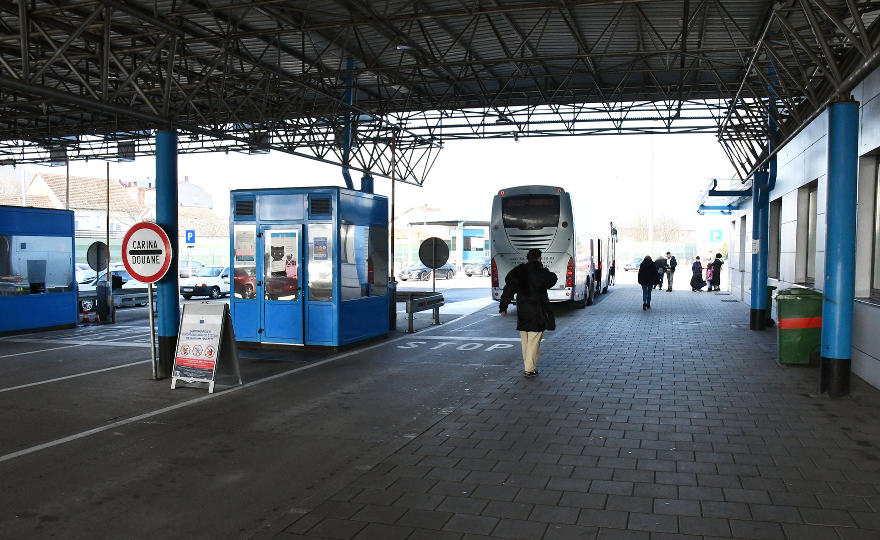 Putnik u osobnoj prtljazi također može unijeti 40 cigareta, 20 cigarillosa (pri čemu se cigarillosom smatraju cigarete neto težine do 3 grama po komadu), 10 cigara, 50 grama duhana za pušenje. Dopušteno je unijeti i litru alkohola te alkoholnih pića s udjelom alkohola većim od 22% vol.