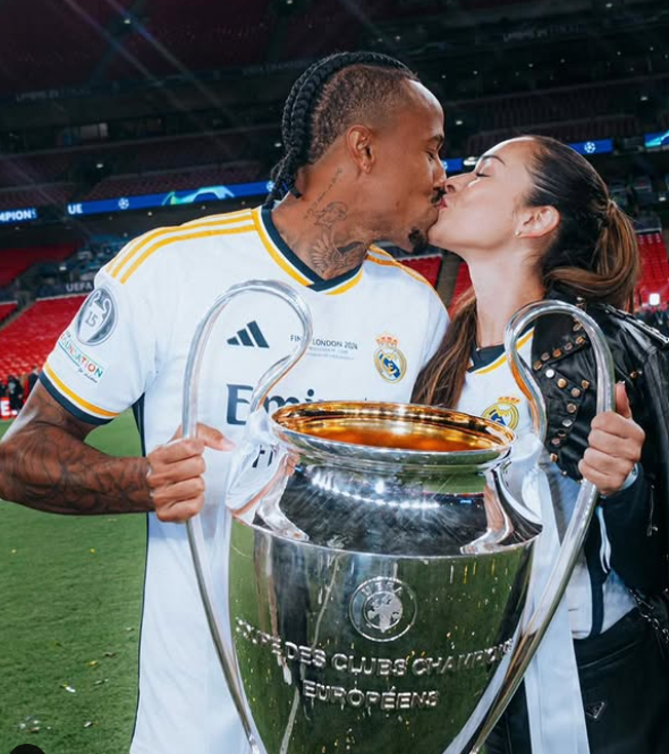 Fotografi su ga na utakmici zatekli sa suprugom Tainom Castro. U vezi su od kraja 2023. godine.