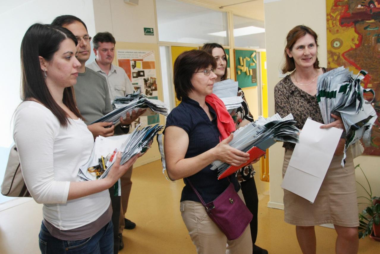 '23.05.2011.,Zagreb - XV Gimnazija MIOC, Jordanovac 8, maturanti polazu ispite drzavne mature. Profesori predaju napisane ispite iz drzavne mature. Photo: Goran Jakus/PIXSELL'