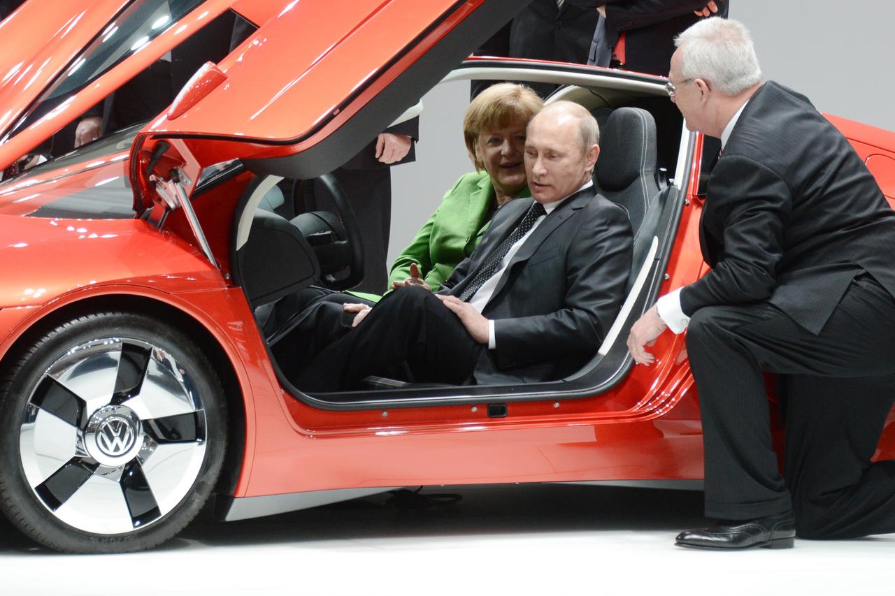 German Chancellor Angela Merkel (R) and Russian President Vladimir Putin hold a press conference after the opening tour of the Hanover Fair in Hanover, Germany, 08 April 213. About 6500 enterprises exhibit at the world's biggest industrial fair Hanover Fa
