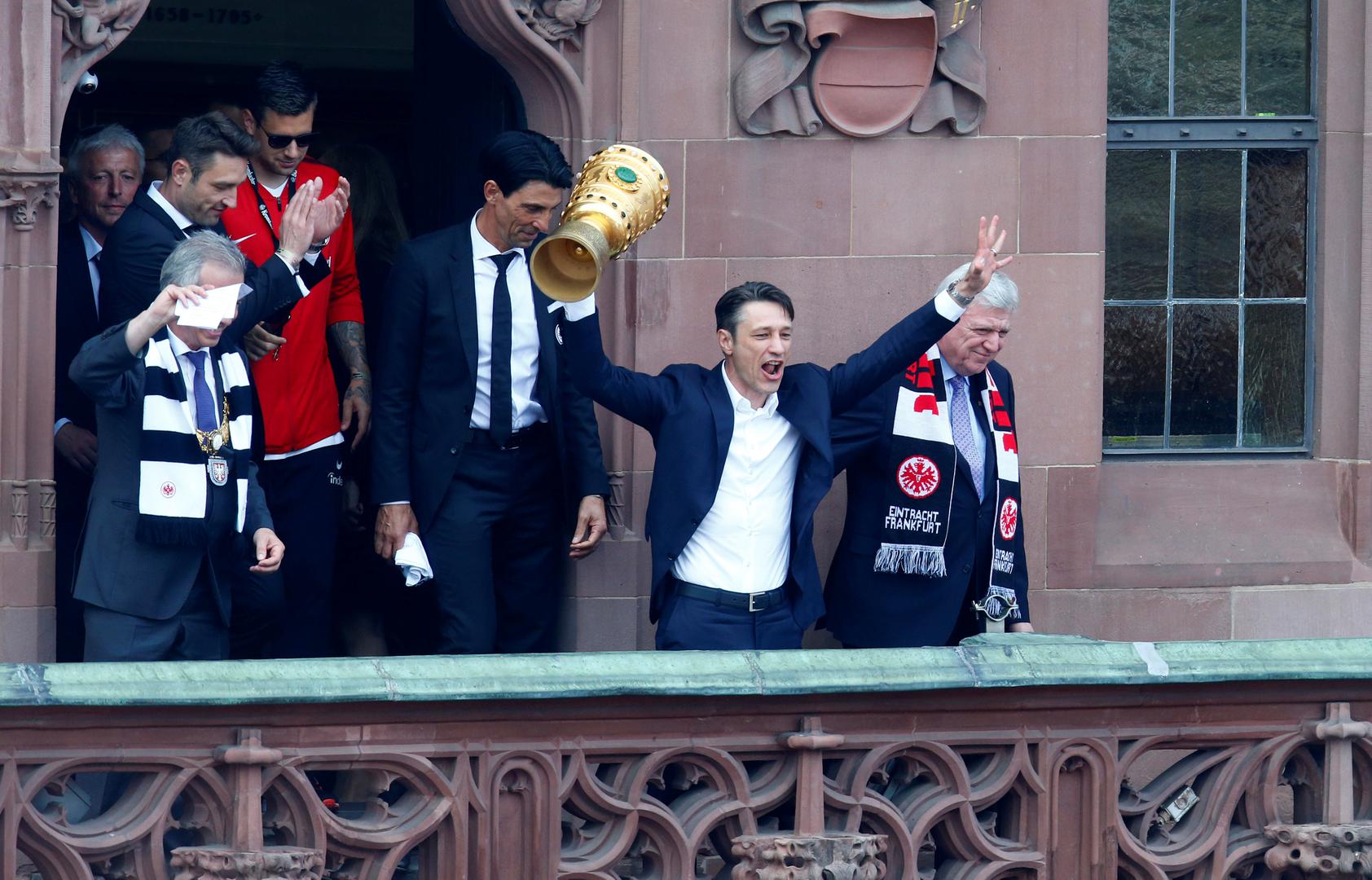 Nogometaši Eintrachta iz Frankfurta vratili su se kući iz Berlina gdje su jučer osvojili kup Njemačke
