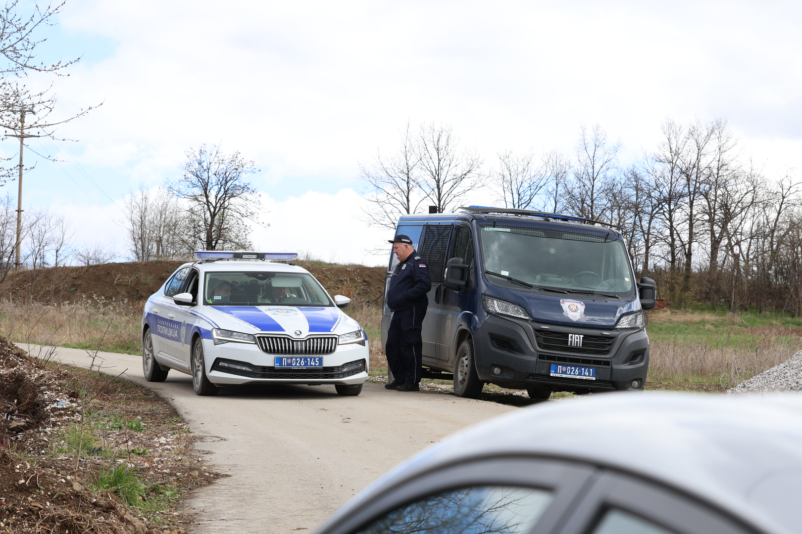 28.03.2024. Bor - Nekoliko policajaca iskopava prostor ispred štaglja u prigradskom naselju Banjsko polje, kod grada Bora, na istoku Srbije gdje je nestala djevoj?ica Danka Ili?. Pretražuje se teren kako bi se pronašao bilo kakav trag. Djevoj?ica je nestala u utorak oko 13:45 sati. Majka je ispri?ala kako je Danka nestala iz dvorišta obiteljske ku?e dok je ona išla dati vode starijem djetetu. Roditelji su ispitani na policiji i izuzet je mobitel majke. Photo: Pixsell/PIXSELL