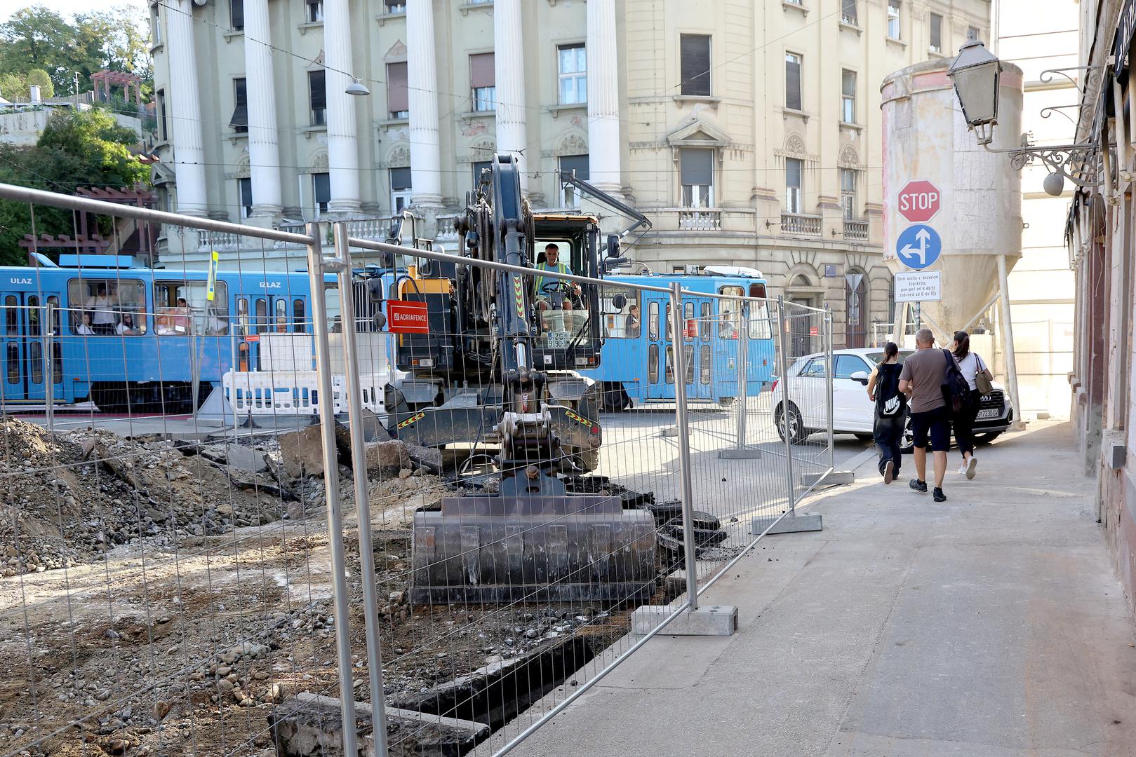 U središnjem dijelu planirano je zelenilo te prostor za odmor, druženje i igru, dok je sjeverna strana predviđena za ugostiteljske i trgovačke sadržaje.