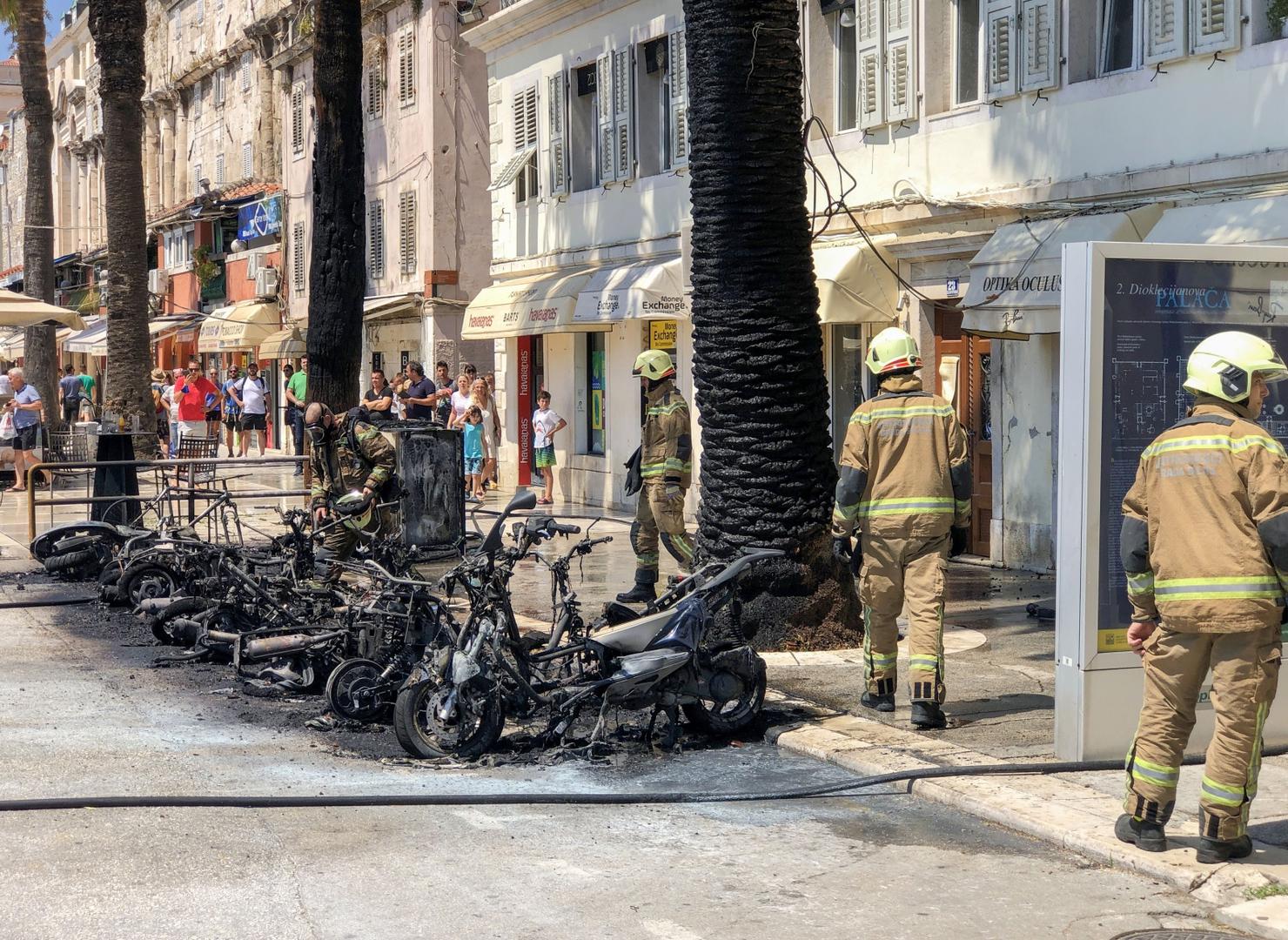 03.08.2020., Split - Vatrogasci vatrogasne postrojbe Split gase desetak zapaljenih motocikala na Rivi. Photo: Ivo Cagalj/PIXSELL