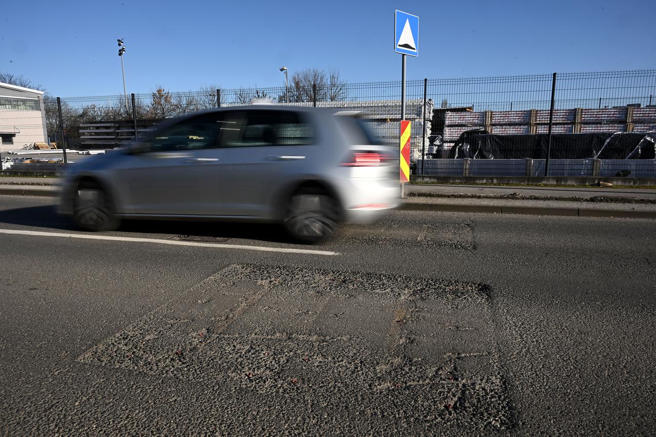 Zagreb: Rudeška ulica bez ležećih policajaca koje su ralice potrgale prilikom čišćenja snijega