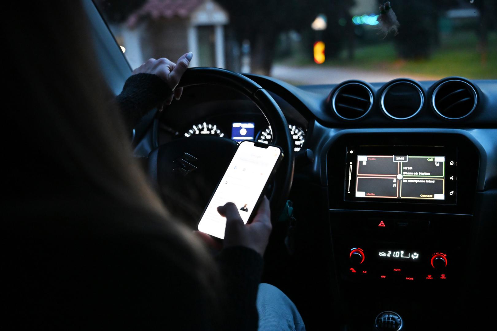 Svako malo čujemo da je netko autocestom vozio u suprotnom smjeru, što je sulud prekršaj. Neki odluče to raditi i na brzoj cesti te na cesti namijenjenoj isključivo za promet motornih vozila. Za sve njih predviđena je novčana kazna u iznosu od 1320 do 2650 eura ili do 60 dana zatvora. Plus privremeno oduzimanje vozačke dozvole (minimalno 6 ili 12 mjeseci, ovisno koliko je puta vozač uhvaćen u tom nedjelu). Za vožnju u suprotnom ili zabranjenom smjeru na prometnici nekog drugog tipa propisano je od 260 do 660 eura kazne, plus zaštitna mjera zabrane upravljanja motornim vozilom u trajanju od najmanje 3 ili 6 mjeseci (ovisno o tome koji je vozaču put da su ga uhvatili da vozi u suprotnom smjeru). Na raskrižju cesta iste važnosti ili u susretu s drugim vozilom vozač je dužan propustiti vozilo koje  se nailazi s njegove desne strane. Također, vozač vozila koje skreće ulijevo mora propustiti vozilo koje, dolazeći iz suprotnog smjera, skreće ulijevo ili zadržava smjer kretanja (ako prometnim znakom nije drukčije propisano). Oteli ste drugom vozaču prednost? Kazna je od 390 do 920 eura.