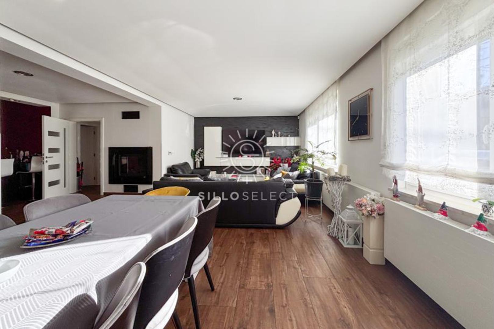 Grijanje je etažno plinsko centralno, uz provedeno podno grijanje kroz cijelu kuću. Ugrađen je i kamin na drva spojen na sustav grijanja. Sigurnosni sustav uključuje video nadzor, alarm i video portafon.
