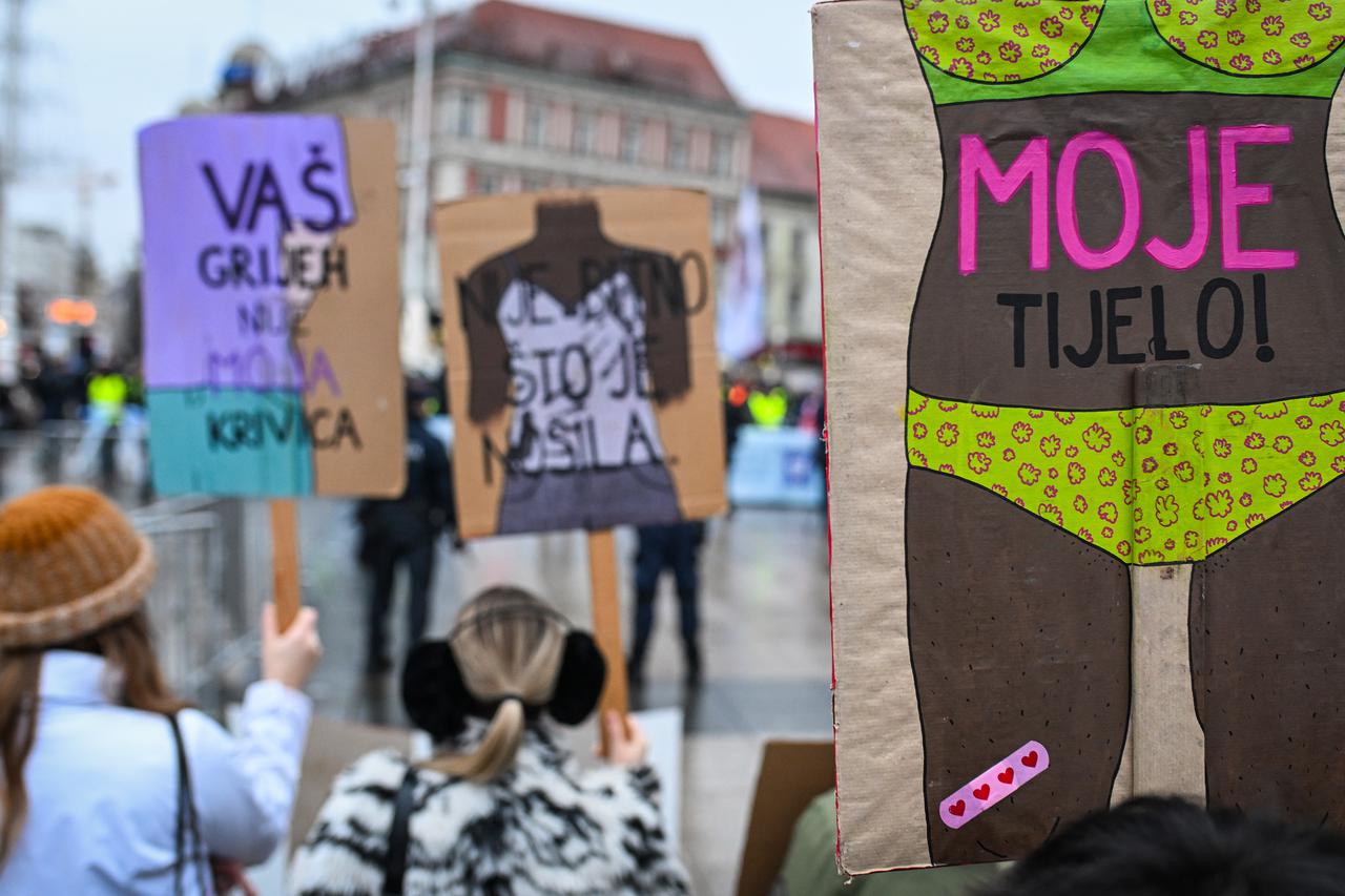 Zagreb: Molitelji i prosvjednici na Trgu bana Jelačića