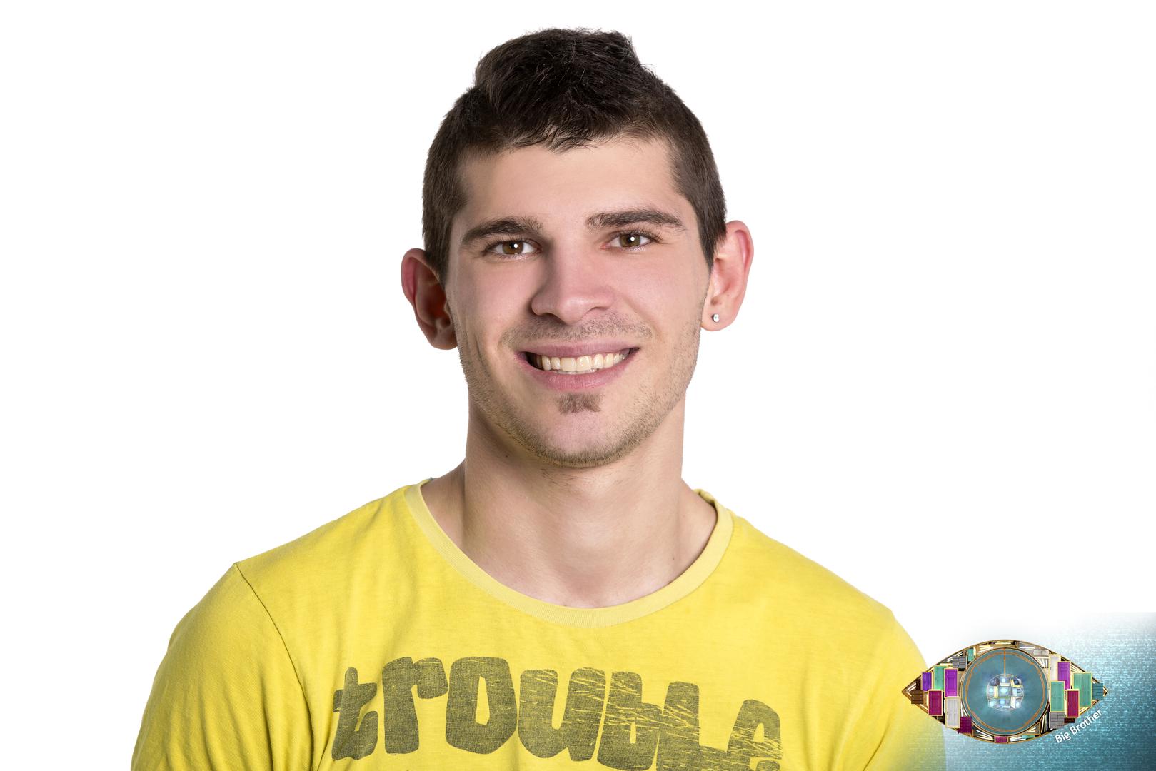 Antonio Benčak dolazi iz Križevaca i ima 21 godinu, a živi s tatom i bratom. - Moje djetinjstvo bilo je vrlo teško, odnosno vrlo siromašno, a moj tata za mene je heroj jer je uvijek bio uz mene, ističe Antonio koji se bavi građevinom, a za sebe kaže kako voli biti u pravu.